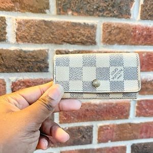 Lv damier azur keyholder